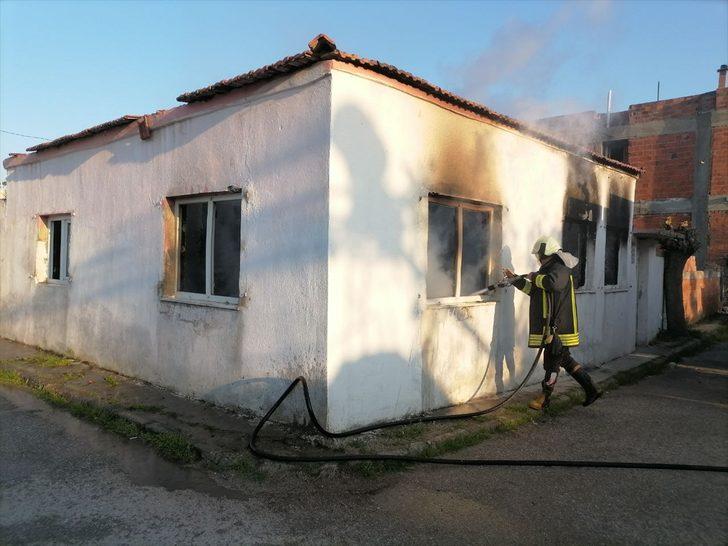 Aydın'da itfaiye yangın çıkan evin bulunduğu sokağa giremeyince polisler kovalarla su taşıdı G1