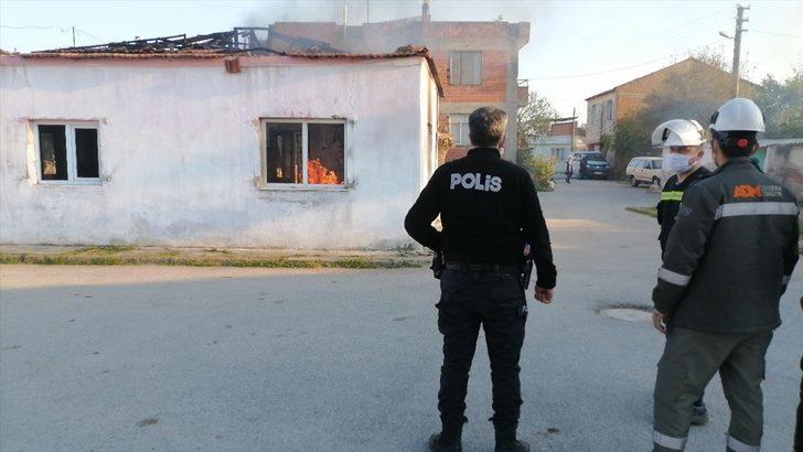 Aydın'da itfaiye yangın çıkan evin bulunduğu sokağa giremeyince polisler kovalarla su taşıdı G2