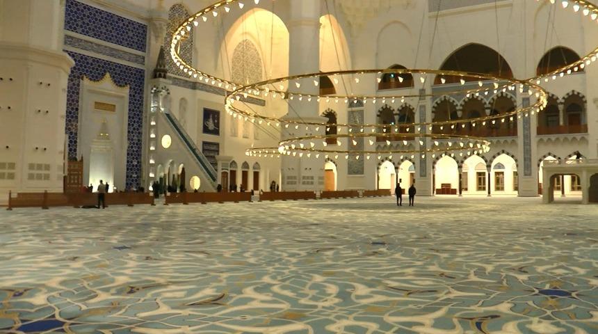 İstanbul'da ilk teravihte camiler boş kaldı