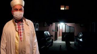 Antalya'da apartman sakinleri imamın eşliğinde ilk teravih namazını böyle kıldı