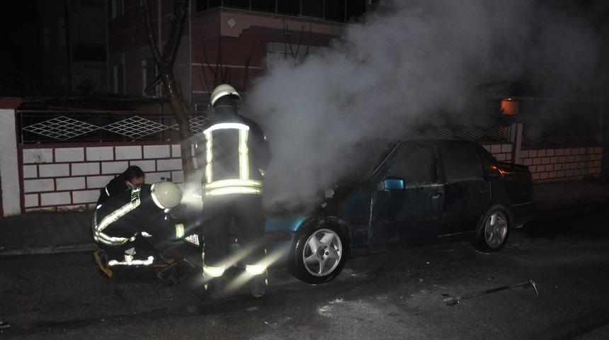 Karaman&rsquo;da park halindeki otomobil alev alev yandı