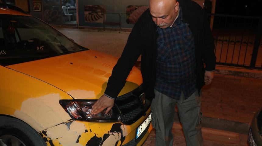 İzmir'de ka&ccedil;ırdığı taksiyle yayaya &ccedil;arpan kadın, diğer taksilerin kovalamacası sonucu yakalandı