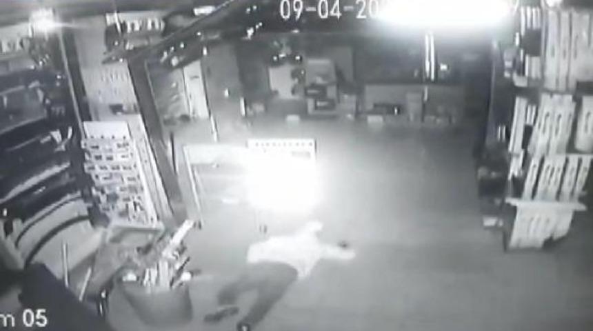 'Sürüngen' hırsızlar kamerada! Saniyeler içerisinde çalıp kaçtılar