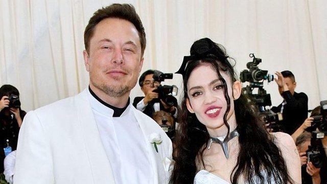 Elon Musk'ın kız arkadaşı Grimes’ın sırtını gören şoka girdi!