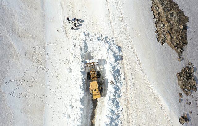 Bitlis'te ekipler, kar kalınlığının yer yer 10 metreyi bulduğu Nemrut Krater Gölü yolunu açmaya çalışıyor