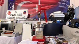 Jandarmadan sahte pasaport operasyonu! Portakal sıkacağından mühür basma aleti yapmışlar