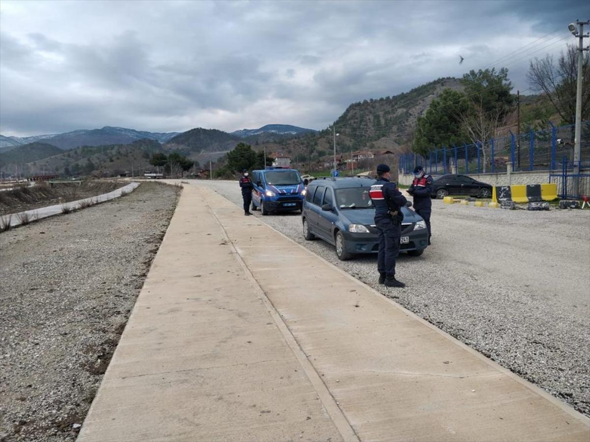 Kovid-19 pozitif ve temaslısı 7 kişi katıldıkları Sinop'taki cenazeden İstaınbul'a d&ouml;nerken yakalandı