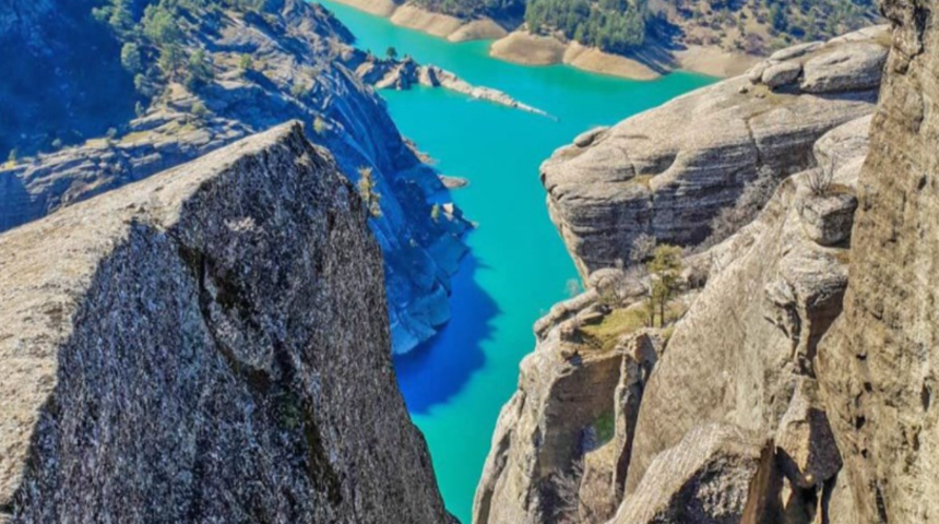 Uçurum kenarından manzaraya dalmak isteyen adrenalin tutkunlarının yeni adresi: Ali Kayası