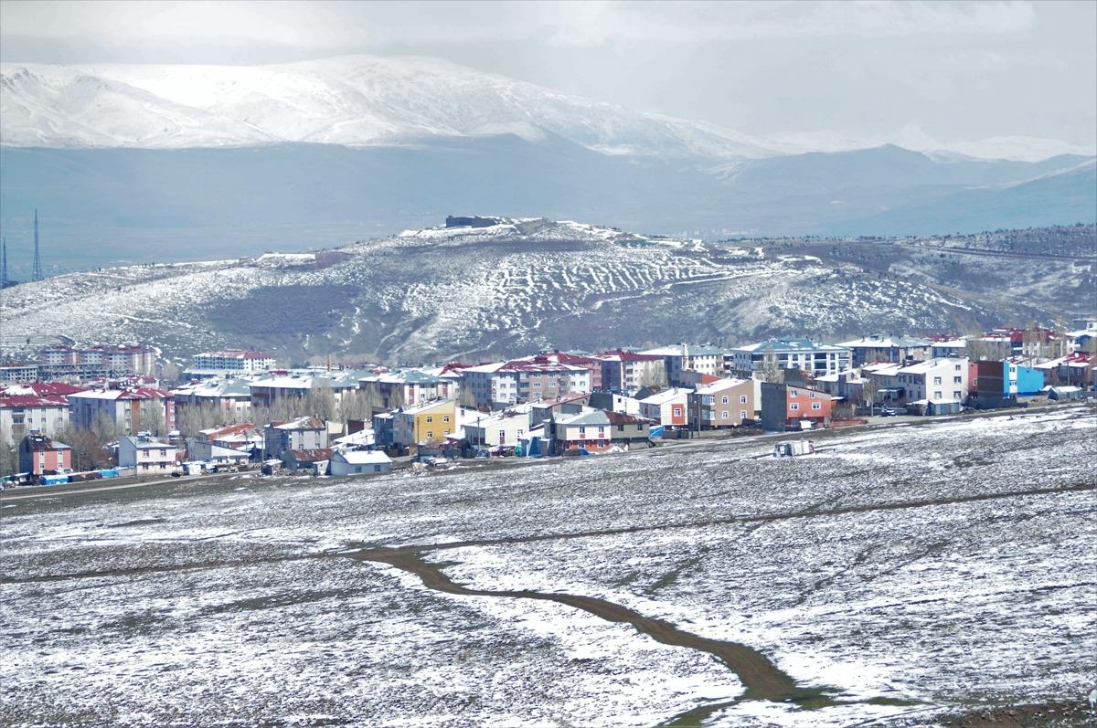 Erzurum ilkbaharda yeniden beyaza b&uuml;r&uuml;nd&uuml;