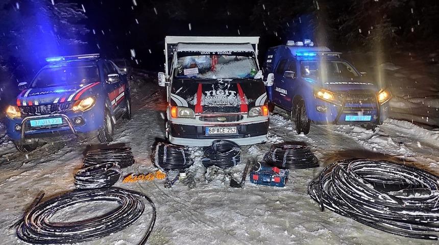 Kastamonu'da kablo hırsızlığı yaptıkları iddia edilen 4 kişi tutuklandı