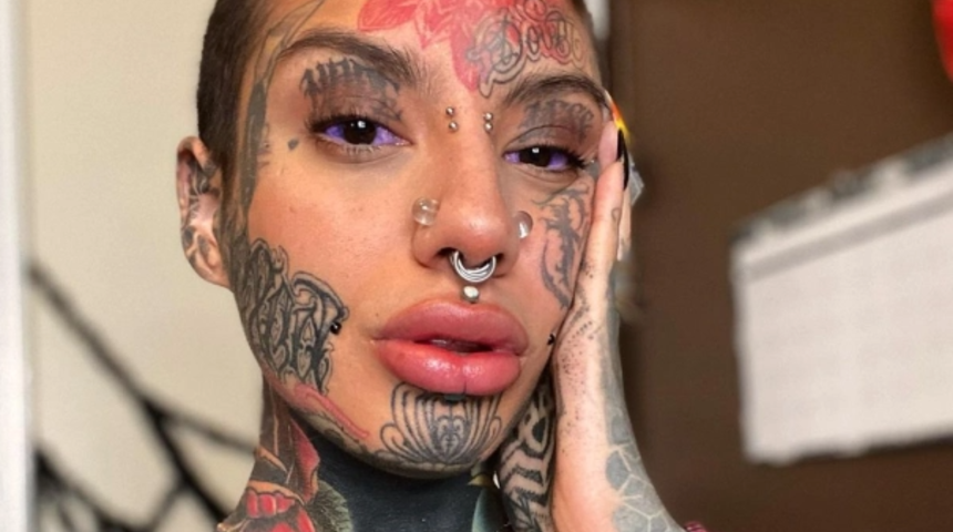 V&uuml;cudunu d&ouml;vmeyle kaplattı! K&ouml;r olmak umurunda bile değil