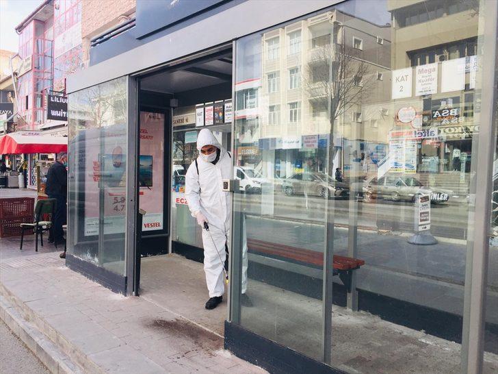 Erzincan'da belediye görevlileri otobüsler ile durakları dezenfekte etti G1