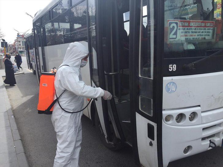 Erzincan'da belediye görevlileri otobüsler ile durakları dezenfekte etti G2
