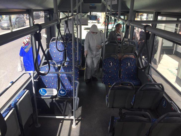 Erzincan'da belediye görevlileri otobüsler ile durakları dezenfekte etti G3