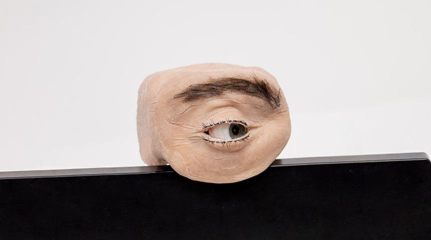 Gerçek bir göz gibi davranan webcam görenleri korkutuyor!