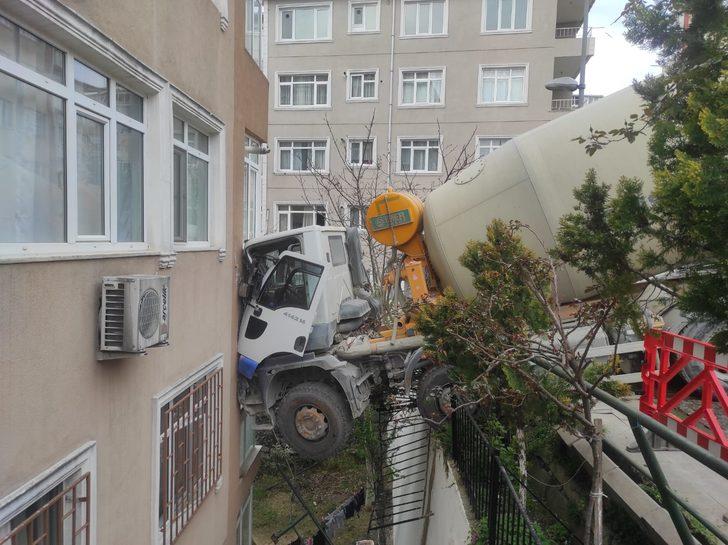 Beşiktaş'ta korkutan anlar! Beton mikseri 7 katlı binaya çarptı
