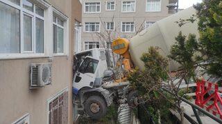 Beşiktaş'ta korkutan anlar! Beton mikseri 7 katlı binaya çarptı