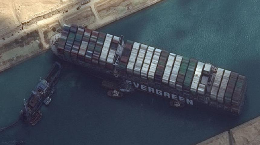 Dünya ticaret trafiğini felç eden gemiye kötü haber! 