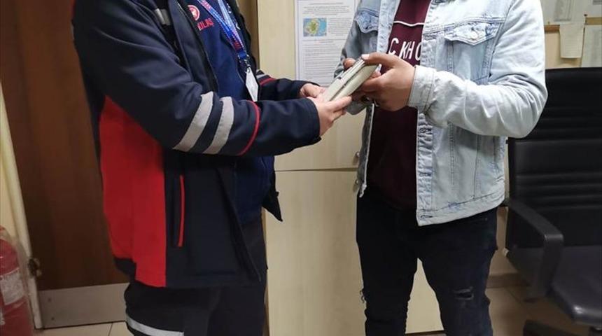 Samsun'da tramvayda bulunan para dolu cüzdan sahibine ulaştırıldı