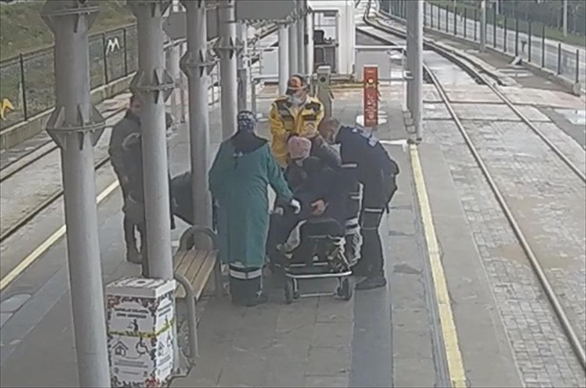 Samsun'da tramvay beklerken kalp krizi ge&ccedil;iren kişiyi g&uuml;venlik g&ouml;revlisi kurtardı