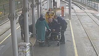 Samsun'da tramvay beklerken kalp krizi geçiren kişiyi güvenlik görevlisi kurtardı