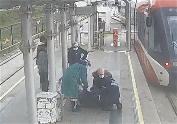 Samsun'da tramvay beklerken kalp krizi geçiren kişiyi güvenlik görevlisi kurtardı G2