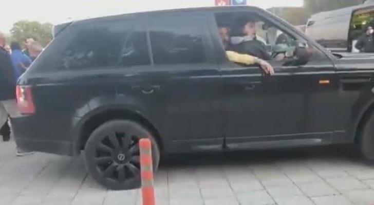 Kavgaya karışan Mustafa Üstündağ'ın kucağına oturan genç kadın, ünlü gelin adayı çıktı G1