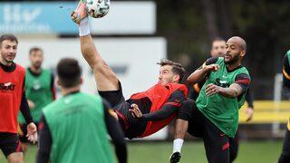 Galatasaray'da sıcak saatler! Oyuncular harekete geçti