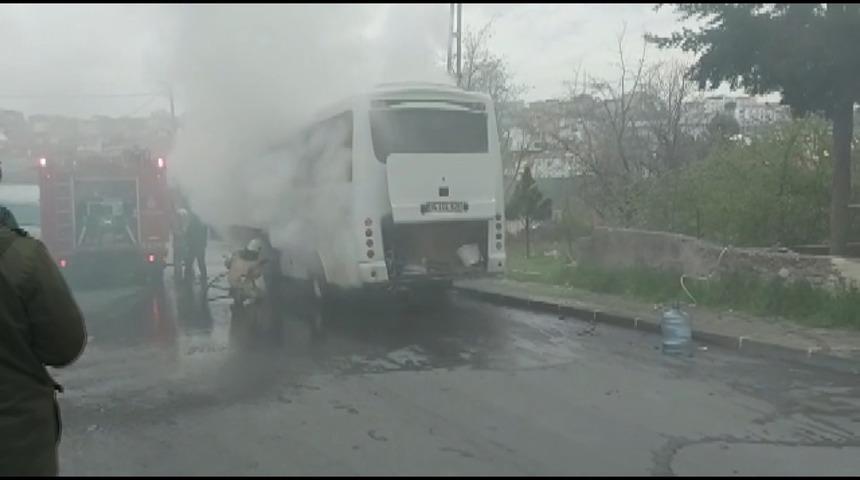 Ümraniye’de park halindeki otobüs alevlere teslim oldu