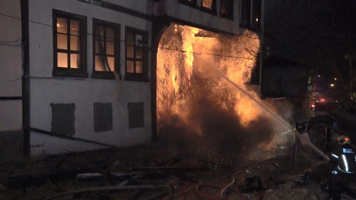 Bursa'da 120 yıllık tarihi bina yangında çöktü! Çok sayıda sokak kedisi yanarak öldü