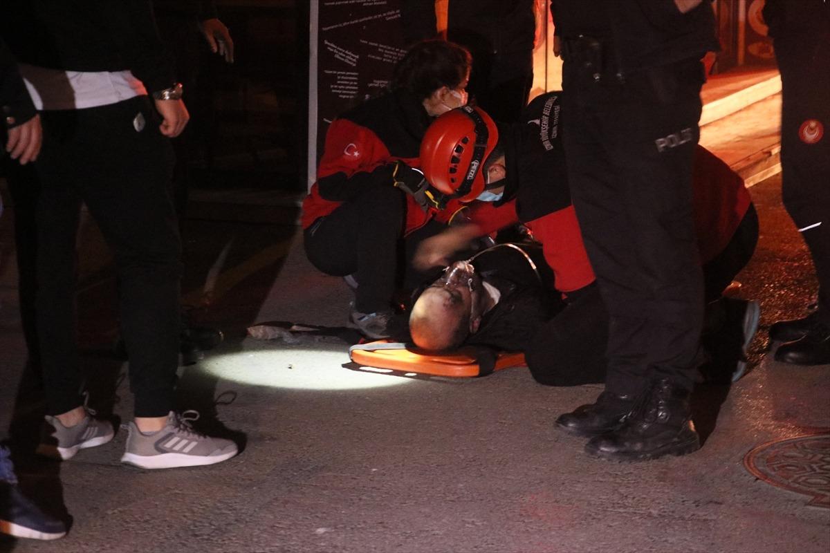 İzmir'de &ccedil;ıkan yangında bir kişi dumandan zehirlendi