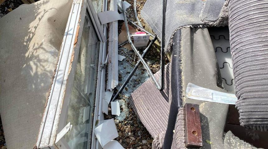 Her şey alev topuna döndü, bütün camlar aşağı döküldü! Neden olan şeyi görünce şaşkına döneceksiniz 