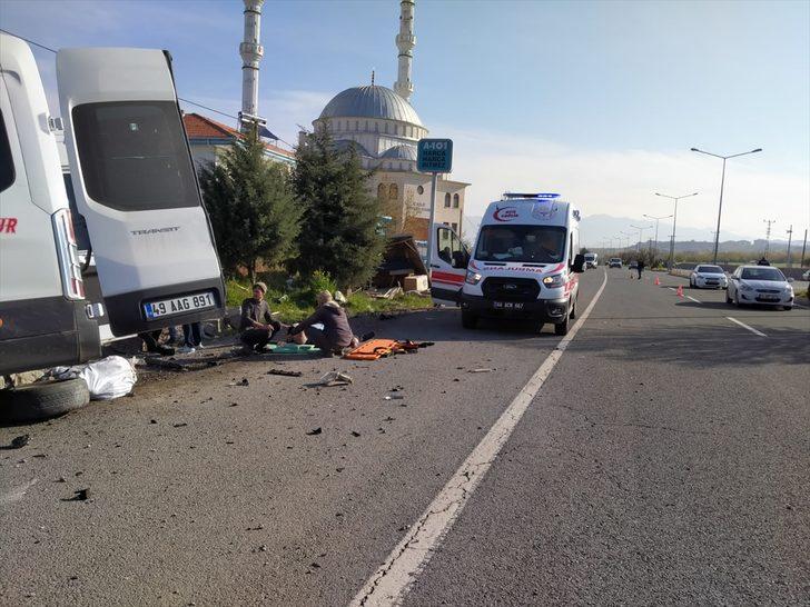 Malatya'da yolcu minibüsü bariyerlere çarptı: 8 yaralı G1