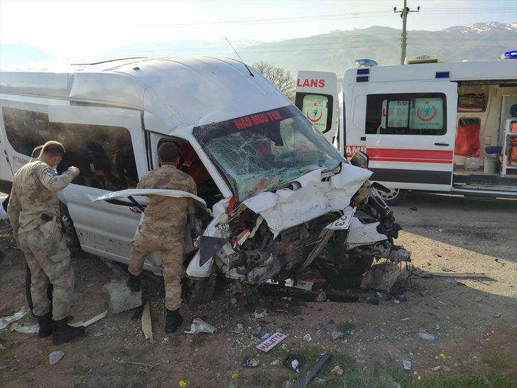 Malatya'da yolcu minibüsü bariyerlere çarptı: 8 yaralı G2