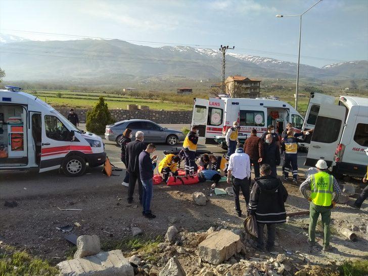 Malatya'da yolcu minibüsü bariyerlere çarptı: 8 yaralı G3