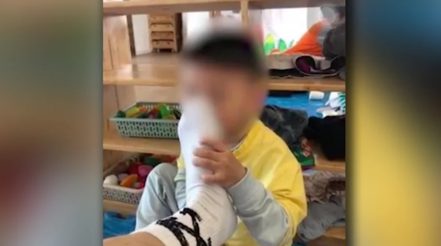 Küçücük çocuklara yaptığı 'pes' dedirtti! Önce koklattı, sonra sosyal medyada paylaştı!