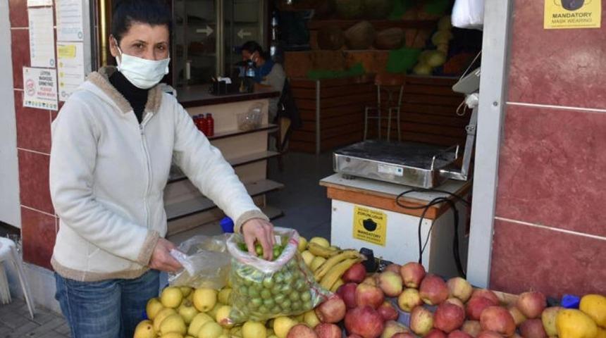 Kilosu 100 liradan satılan erik, 1 saatte tükendi