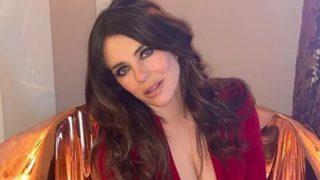 Elizabeth Hurley geleneği bozmadı: Pembe bikinisyle şov yaptı