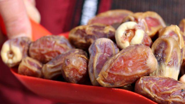 İran ve Libya'dan gelen hurmalara dikkat! Şekerli suya batırıp satışa sunuluyor