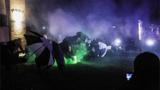 Brooklyn Center'daki göstericiler plastik mermi ve göz yaşartıcı gaz kapsüllerine karşı şemsiye kullandı
