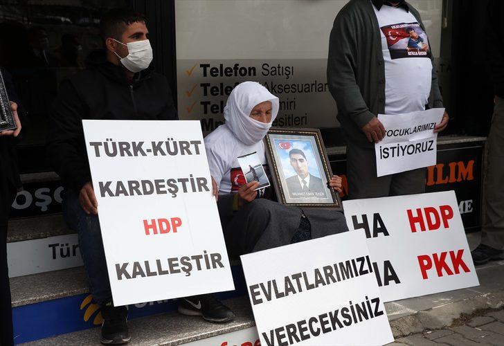 Muş Kardeşlik Platformu, HDP binası önünde oturma eylemi yapan ailelere destek verdi G1