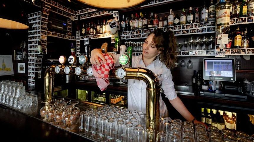 Hollanda'da bazı kafe ve restoranlar 'koronavir&uuml;s deneyi' i&ccedil;in 4 g&uuml;nl&uuml;ğ&uuml;ne a&ccedil;ıldı