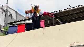 ‘Onun kanı akarsa büyü bozulacak’ diye bağırıp kızını damdan atmaya kalktı