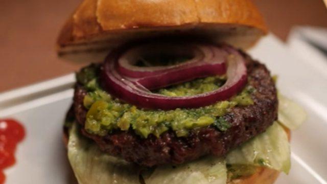 İçindeki gizli sos yeni sırrınız olacak: Ev yapımı steakhouse hamburger tarifi