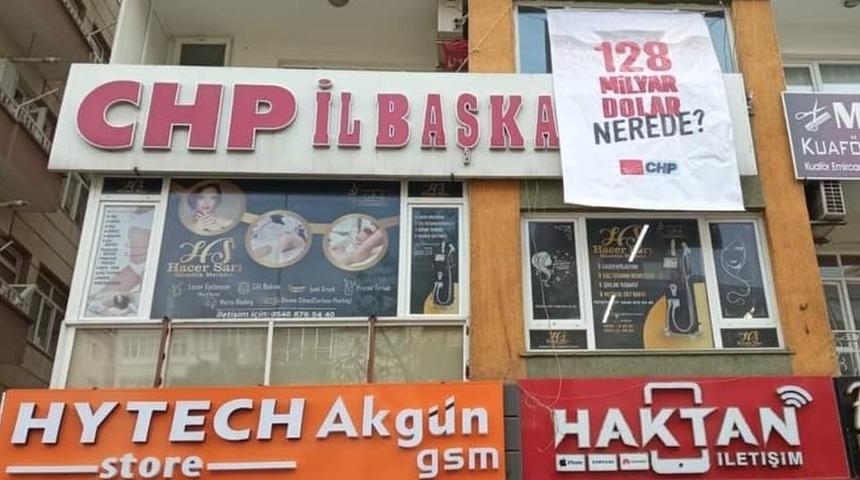 128 milyar dolar: CHP, parti binalarından indirilen afişleri i&ccedil;in gerekirse AYM'ye başvuracak