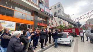 CHP Turgutlu İlçe Başkanlığı'na asılan pankartı polis kaldırdı