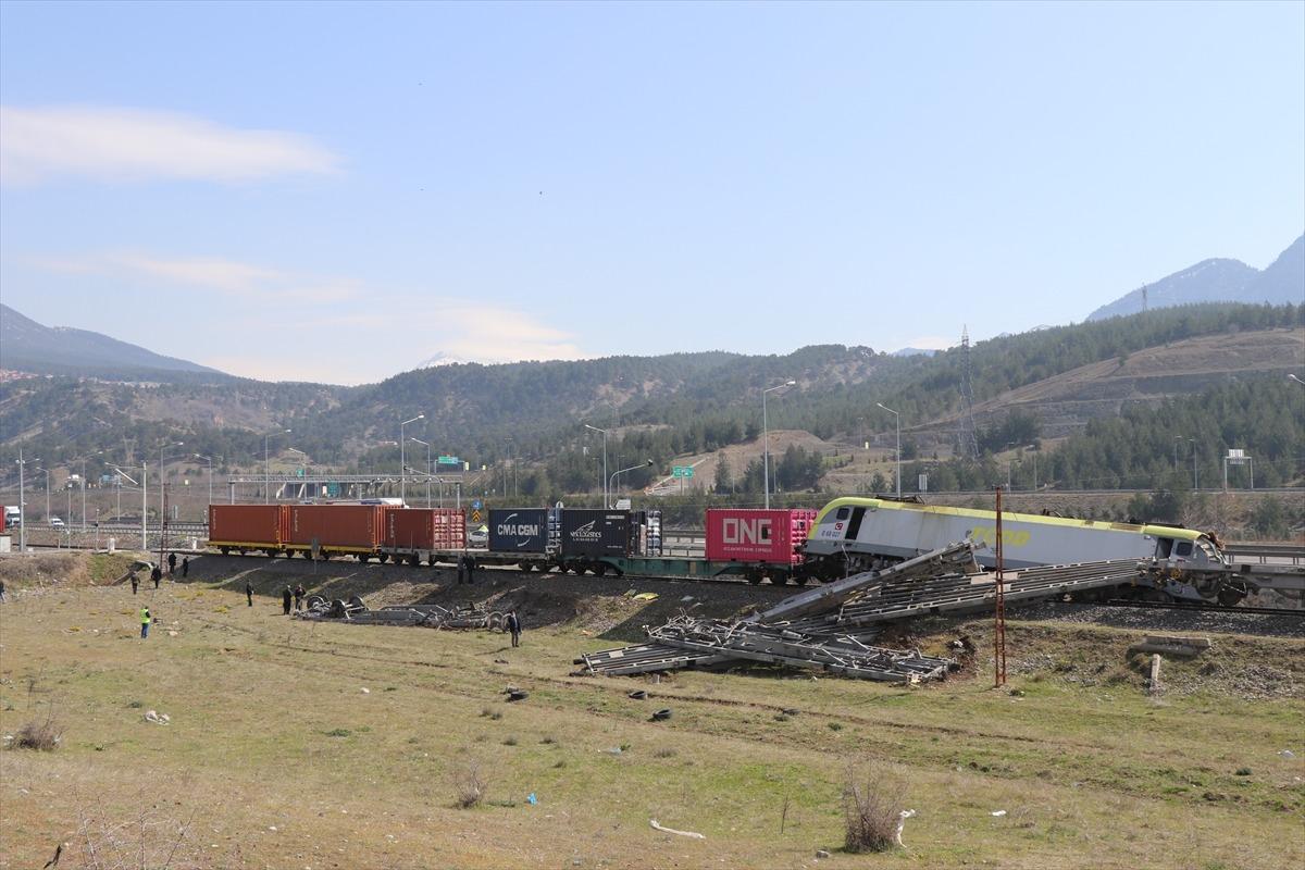 G&Uuml;NCELLEME 3 - Adana'da y&uuml;k treni, itmek i&ccedil;in yaklaştığı arızalı trene &ccedil;arptı, 2 makinist yaralandı