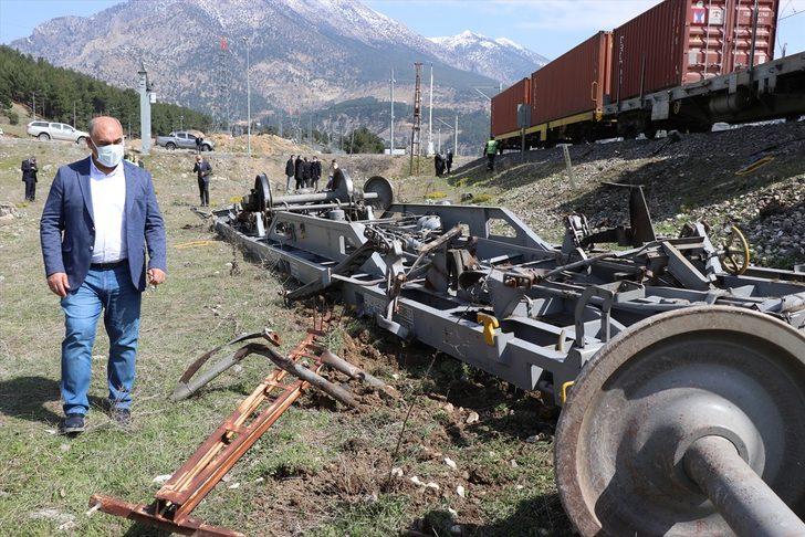 GÜNCELLEME 3 - Adana'da yük treni, itmek için yaklaştığı arızalı trene çarptı, 2 makinist yaralandı G3