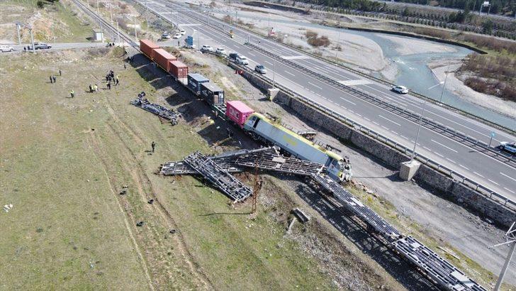 GÜNCELLEME 3 - Adana'da yük treni, itmek için yaklaştığı arızalı trene çarptı, 2 makinist yaralandı G4