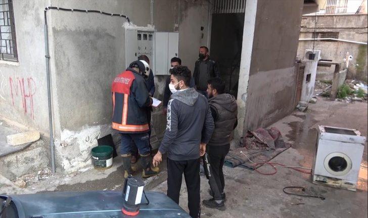 Mersin'de yangın çıkan evdeki 3 çocuk vatandaşlar tarafından kurtarıldı G2